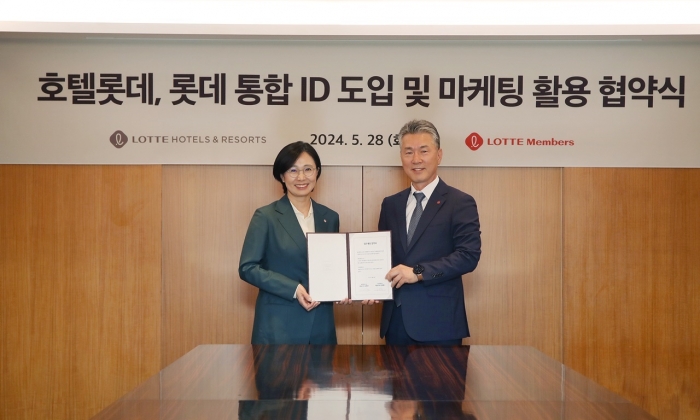 김태홍 롯데호텔앤리조트 대표(오른쪽)와 김혜주 롯데멤버스 대표(왼쪽)가 28일 오후 '롯데그룹 통합ID 도입과 마케팅 활용에 관한 업무협약'을 맺은 이후 기념사진을 촬영하고 있다. 사진=롯데호텔앤리조트 제공