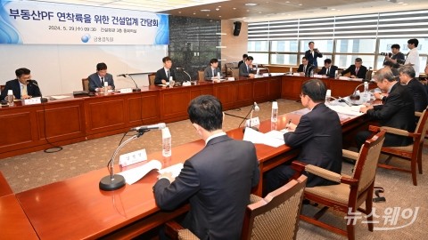 이복현 원장 "PF 부실 정리 미루면 대형 건설사도 위험"
