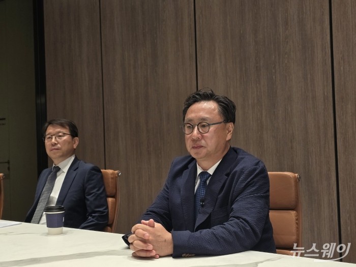 성승용 샤페론 대표(오른쪽)와 호필수 샤페론 CTO가 29일 서울 강남구 더샵갤러리에서 열린 주주간담회를 마치고 기자 인터뷰를 하고 있다. 사진=이병현 기자
