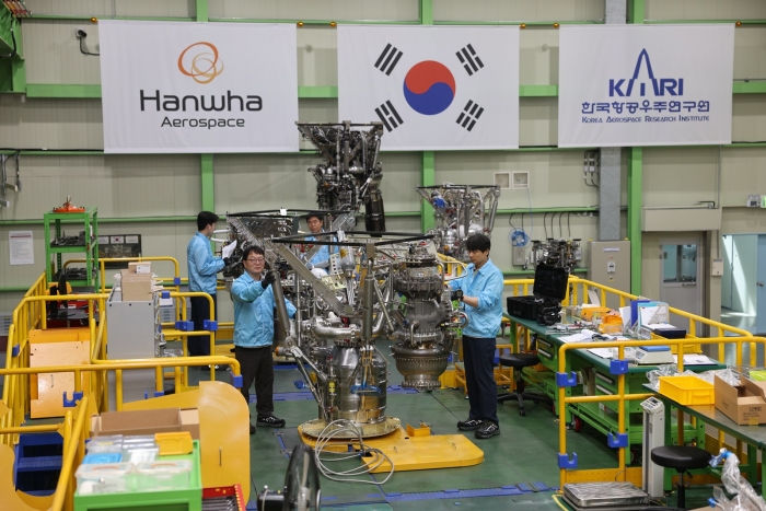 누리호 체계종합기업인 한화에어로스페이스의 엔지니어들이 27일 창원1사업장에서 내년 하반기에 발사되는 누리호 4호기의 75톤급 엔진을 최종 점검하고 있다. 사진=한화에어로스페이스 제공