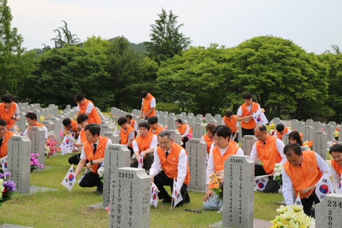 지난 30일 한화그룹 충청지역 봉사단이 6월 호국보훈의 달을 맞아 국립대전현충원에서 태극기 교체 등 봉사활동을 하고 있다. 사진=한화그룹 제공