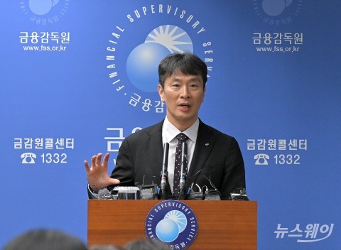 이복현 "PF 연착륙·가계부채 관리에 은행권 협조 당부"