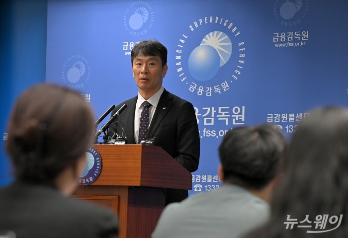 이복현 금융감독원장이 31일 오전 서울 여의도 금융감독원장에서 금융투자소득세 관련 시장전문가 간담회를 마치고 관련 브리핑을 하고 있다. 사진=이수길 기자 Leo2004@newsway.co.kr