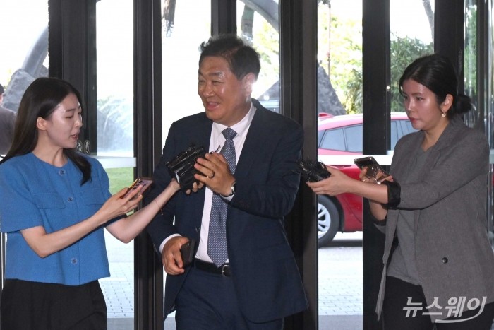 한종희 삼성전자 대표이사 부회장이 31일 오후 서울 중구 신라호텔에서 열린 '2024 삼성호암상 시상식'에 참석하기 위해 이동을 하던 중 취재진의 질문에 답변하고 있다. 사진=강민석 기자 kms@newsway.co.kr