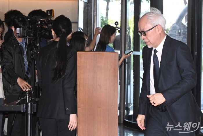 최주선 삼성디스플레이 대표이사가 31일 오후 서울 중구 신라호텔에서 열린 '2024 삼성호암상 시상식'에 참석하기 위해 이동을 하고 있다. 사진=강민석 기자 kms@newsway.co.kr