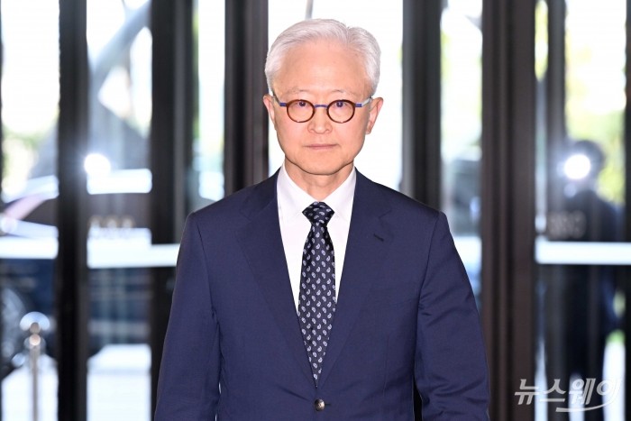 경계현 삼성전자 미래사업기회단장 사장이 31일 오후 서울 중구 신라호텔에서 열린 '2024 삼성호암상 시상식'에 참석하기 위해 이동을 하고 있다. 사진=강민석 기자 kms@newsway.co.kr