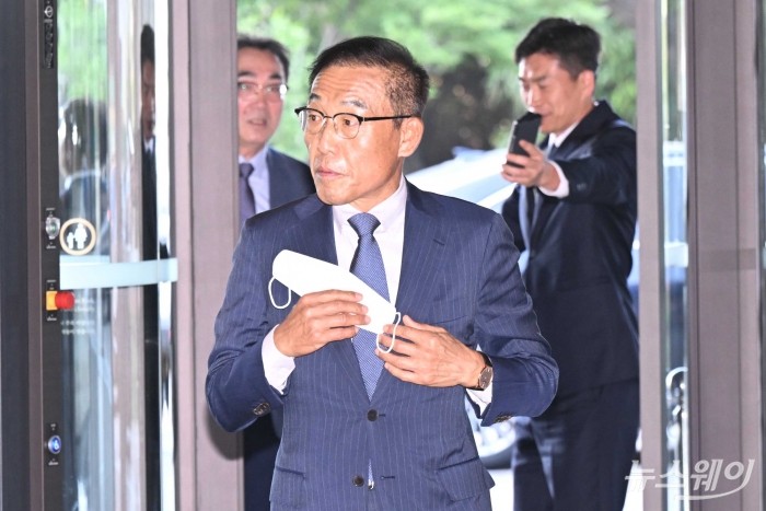 김기남 한국공학한림원 회장 겸 삼성전자 상임고문이 31일 오후 서울 중구 신라호텔에서 열린 '2024 삼성호암상 시상식'에 참석하기 위해 이동을 하고 있다. 사진=강민석 기자 kms@newsway.co.kr