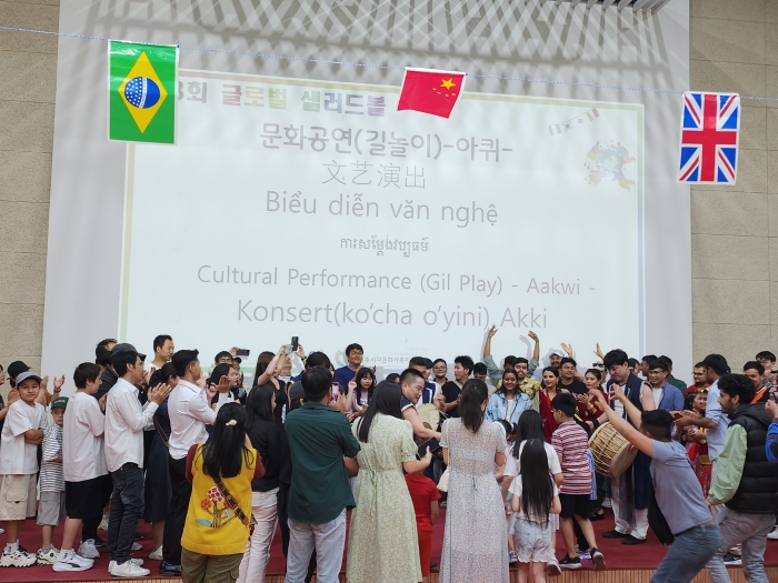 제3회 글로벌 샐러드볼 행사가 2일 전주기전대학 체육관에서 외국인 주민 150여 명이 참석한 가운데 열리고 있다.