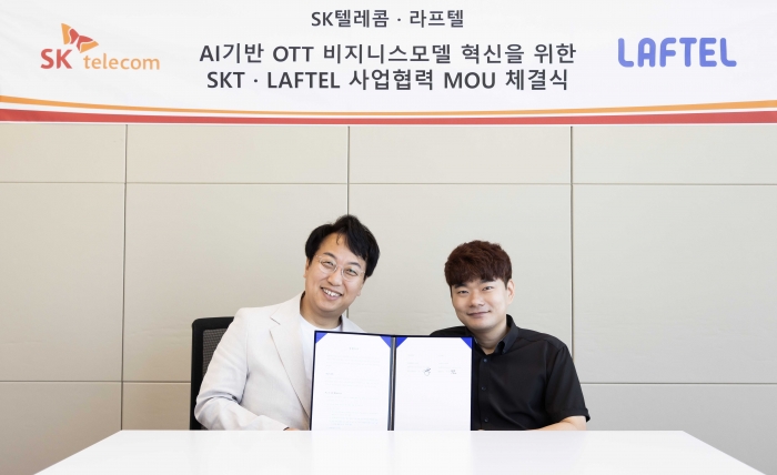 라프텔 여의도 본사에서 김혁 SKT 미디어제휴 담당(CMBO; 왼쪽)과 박종원 라프텔 대표가 업무협약을 체결했다. 사진=SKT 제공