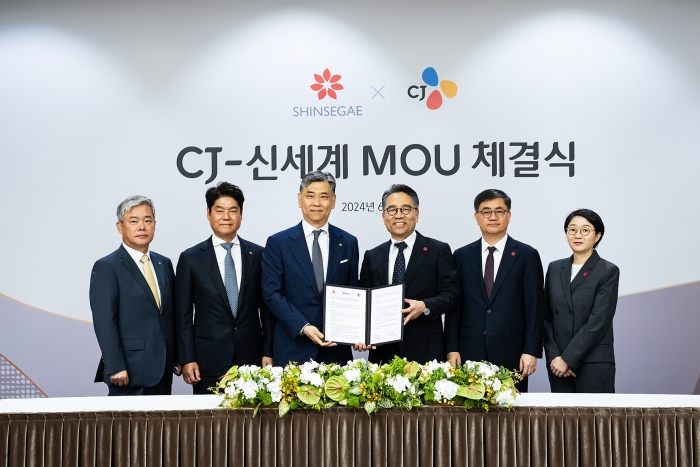 5일 CJ인재원에서 열린 'CJ-신세계 사업제휴 합의서 체결식'에서 참석자들이 기념사진을 촬영하고 있다. (왼쪽부터)신영수 CJ대한통운 대표, 허민회 CJ CGV 대표, 김홍기 CJ주식회사 대표, 임영록 신세계그룹 경영전략실장, 한채양 이마트 대표, 위수연 신세계프라퍼티 콘텐츠본부장. 사진=CJ그룹, 신세계그룹 제공