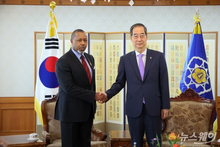 (오른쪽)한덕수 국무총리와 살로스 클라우스 칠리마 말라위 부통령이 5일 서울 종로구 정부서울청사에서 열린 양자회담에 앞서 기념촬영을 하고 있다. 사진=국무총리실 제공