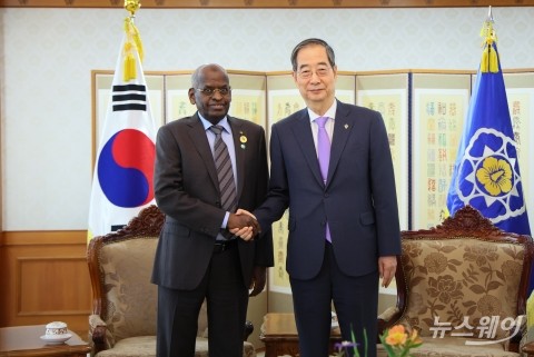 악수 나누는 한덕수 국무총리·지부티 총리