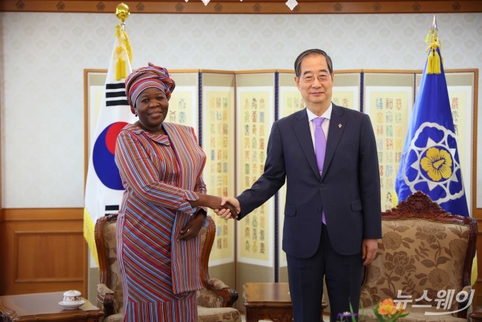 (오른쪽)한덕수 국무총리와 마리암 차비 탈라타 지메 예리마 베냉 부통령이 5일 서울 종로구 정부서울청사에서 열린 양자회담에 앞서 기념촬영을 하고 있다. 사진=국무총리실 제공