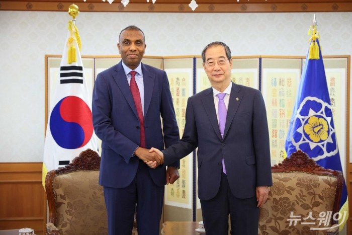 (오른쪽)한덕수 국무총리와 함자 압디 바레 소말리아 총리가 5일 서울 종로구 정부서울청사에서 열린 양자회담에 앞서 기념촬영을 하고 있다. 사진=국무총리실 제공