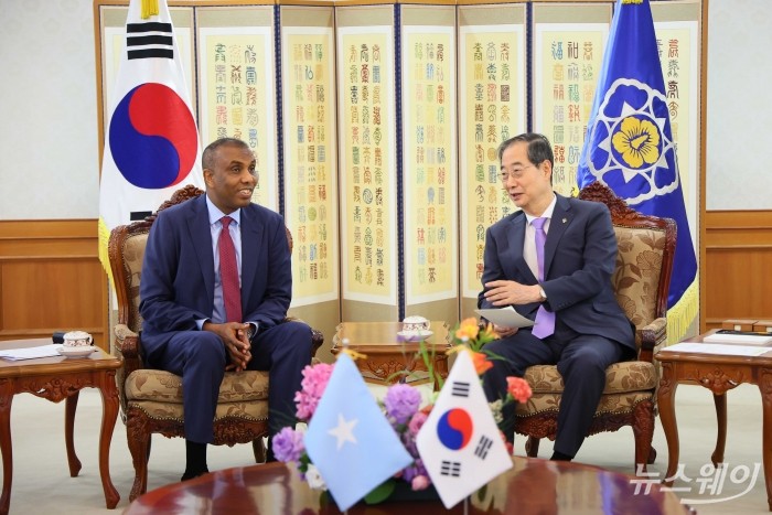 (오른쪽)한덕수 국무총리와 함자 압디 바레 소말리아 총리가 5일 서울 종로구 정부서울청사에서 열린 양자회담에서 대화를 하고 있다. 사진=국무총리실 제공