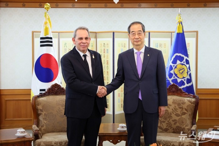 (오른쪽)한덕수 국무총리와 아흐메드 하샤니 튀니지 총리가 5일 서울 종로구 정부서울청사에서 열린 양자회담에 앞서 기념촬영을 하고 있다. 사진=국무총리실 제공