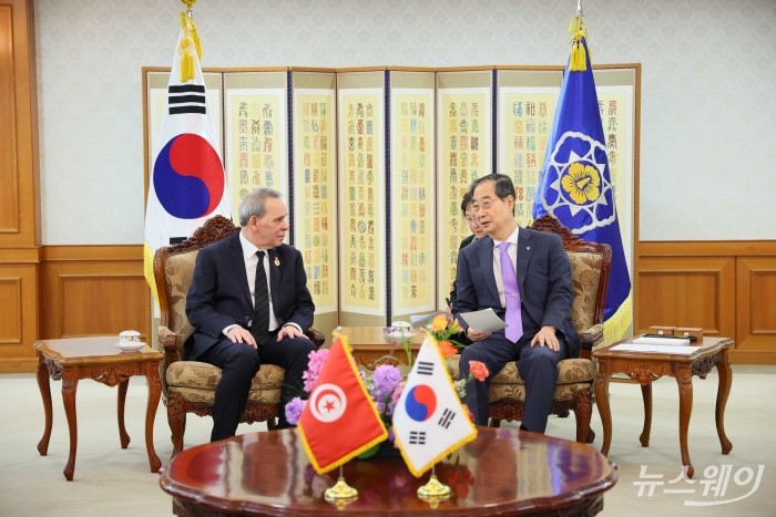 (오른쪽)한덕수 국무총리와 아흐메드 하샤니 튀니지 총리가 5일 서울 종로구 정부서울청사에서 열린 양자회담에서 대화를 하고 있다. 사진=국무총리실 제공