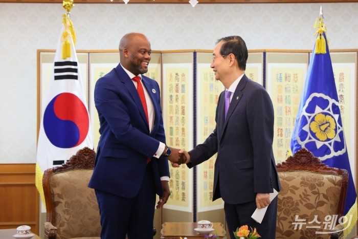(오른쪽)한덕수 국무총리와 웸켈레 케베츠웨 메네 아프리카대륙자유무역지대 사무총장이 5일 서울 종로구 정부서울청사에서 열린 양자회담에서 악수를 하고 있다. 사진=국무총리실 제공