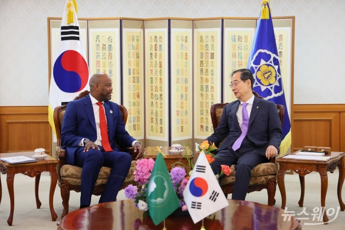 (오른쪽)한덕수 국무총리와 웸켈레 케베츠웨 메네 아프리카대륙자유무역지대 사무총장이 5일 서울 종로구 정부서울청사에서 열린 양자회담에서 대화를 하고 있다. 사진=국무총리실 제공