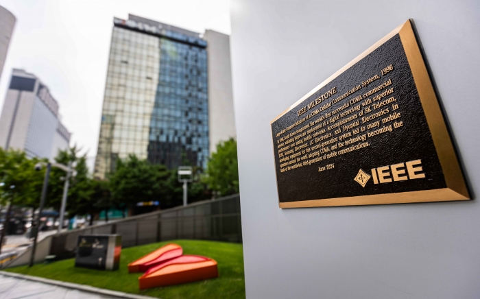 SK텔레콤이 1996년 CDMA 대규모 상용화 공로를 인정 받아, 국제전기전자공학협회(IEEE, Institute of Electrical and Electronics Engineers)가 선정하는 'IEEE 마일스톤'(이정표)'에 등재됐다. 사진=SK텔레콤 제공