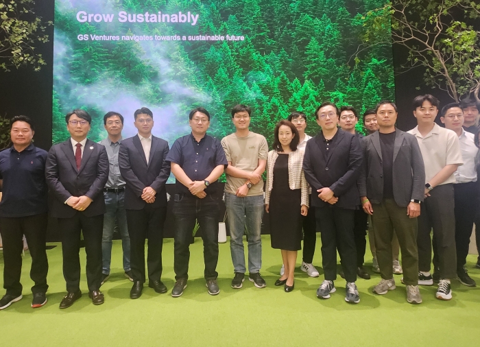 GS벤처스가 '배터리의 미래'를 주제로 GSV Tech Day를 열고, GS 가 투자한 배터리 연관 기술 보유 스타트업과 함께 교류 협력의 기회를 가졌다. 사진 왼쪽부터 9번째 GS벤처스 허준녕 대표가 스타트업 경영진과 함께 했다. 사진=GS제공