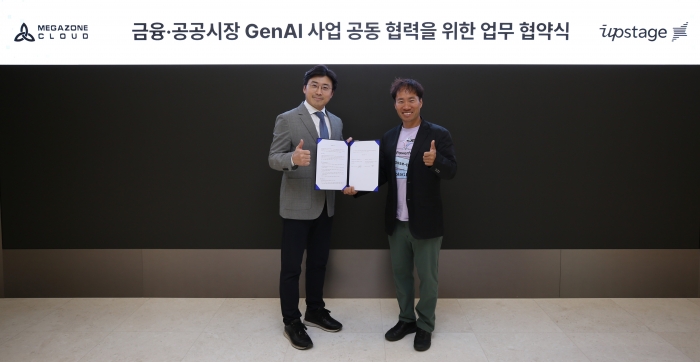 서울 강남구 메가존클라우드 사옥에서 진행된 '금융·공공시장 생성형 AI 사업 공동 협력을 위한 업무 협약식'에서 업스테이지 김성훈 대표(오른쪽)와 메가존클라우드 이주완 대표(왼쪽)가 참석해 기념사진을 촬영하고 있다. 사진=업스테이지 제공