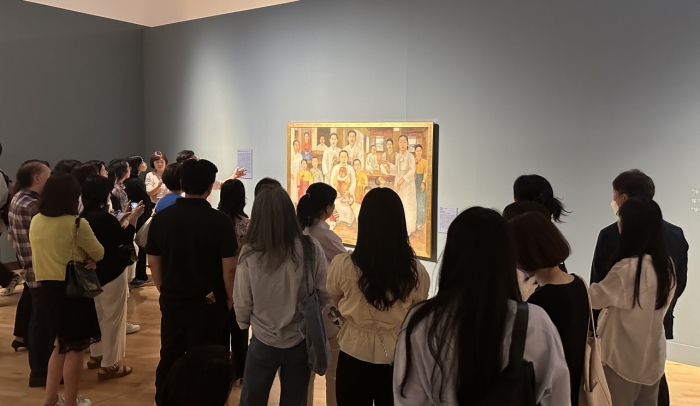 광주시립미술관 여름특별전 '우주의 언어-수 x 한국미술명작'에서 관람객이 배운성 작가의 '가족도' 작품을 감상하고 있다. 사진=광주시립미술관 제공