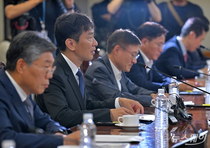 이복현 금융감독원장이 19일 오전 서울 중구 은행연합회에서 열린 금융감독원장-은행장 간담회에서 모두발언하고 있다. 사진=이수길 기자 Leo2004@newsway.co.kr
