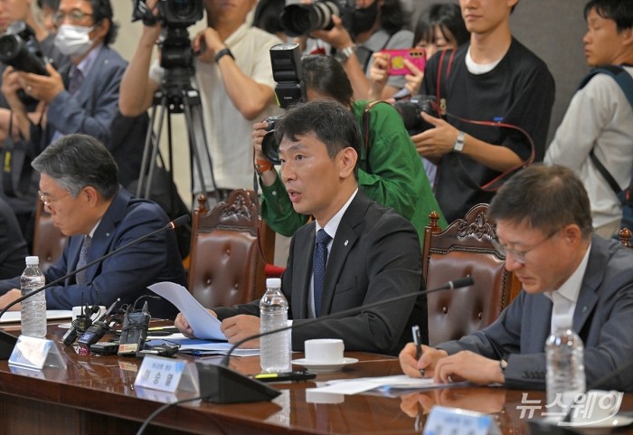이복현 금융감독원장이 19일 오전 서울 중구 은행연합회에서 열린 금융감독원장-은행장 간담회에서 모두발언하고 있다. 사진=이수길 기자 Leo2004@newsway.co.kr