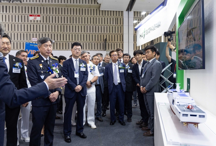 HD현대중공업 주원호 특수선사업대표와 김종욱 해양경찰청장 등이 19일(수) 개막한 '2024 국제해양·안전대전'에서 HD현대중공업 부스를 둘러보고 있다. 사진=HD현대중공업 제공