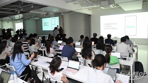 카뱅, '달러박스' 서비스 공개···"카톡으로도 美 달러 선물 가능합니다"