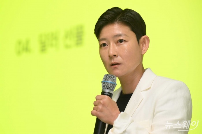 오보현 카카오뱅크 외환캠프 SO가 25일 오전 서울 서초구 부띠크모나코에서 열린 '카카오뱅크 달러박스 Press Talk'에서 발표를 하고 있다. 사진=강민석 기자 kms@newsway.co.kr