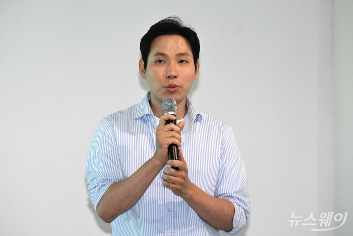 김형우 트래블월렛 대표가 25일 오전 서울 서초구 부띠크모나코에서 열린 '카카오뱅크 달러박스 Press Talk'에서 발표를 하고 있다. 사진=강민석 기자 kms@newsway.co.kr