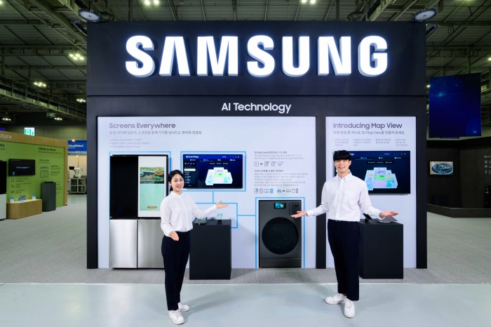 삼성전자 모델이 광주광역시 김대중컨벤션센터에서 열리는 '2024 광주미래산업엑스포'에 마련된 삼성전자 부스를 소개하고 있다. 사진=삼성전자 제공