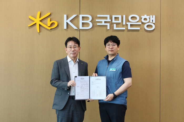 이재근 KB국민은행장(좌측)과 김정 KB국민은행지부 위원장이 26일 서울 영등포구 여의도 소재 KB국민은행 신관 회의실에서 열린 '2024년 2/4분기 노사협의회 조인식'에서 기념사진을 촬영하고 있다. 사진=KB국민은행 제공