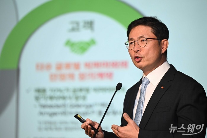 안재용 SK바이오사이언스 사장이 27일 오전 서울 중구 은행회관에서 열린 2024 SK바이오사이언스 기자간담회에서 발표하고 있다. 사진=강민석 기자 kms@newsway.co.kr