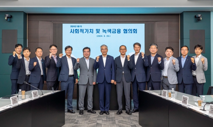 이석준 농협금융지주 회장(왼쪽에서 일곱 번째)과 지주 및 계열사 ESG담당 임직원들이 26일 서울 중구 본사에서 사회적가치 및 녹색금융 협의회에서 기념사진을 찍고 있다. 사진=농협금융 제공