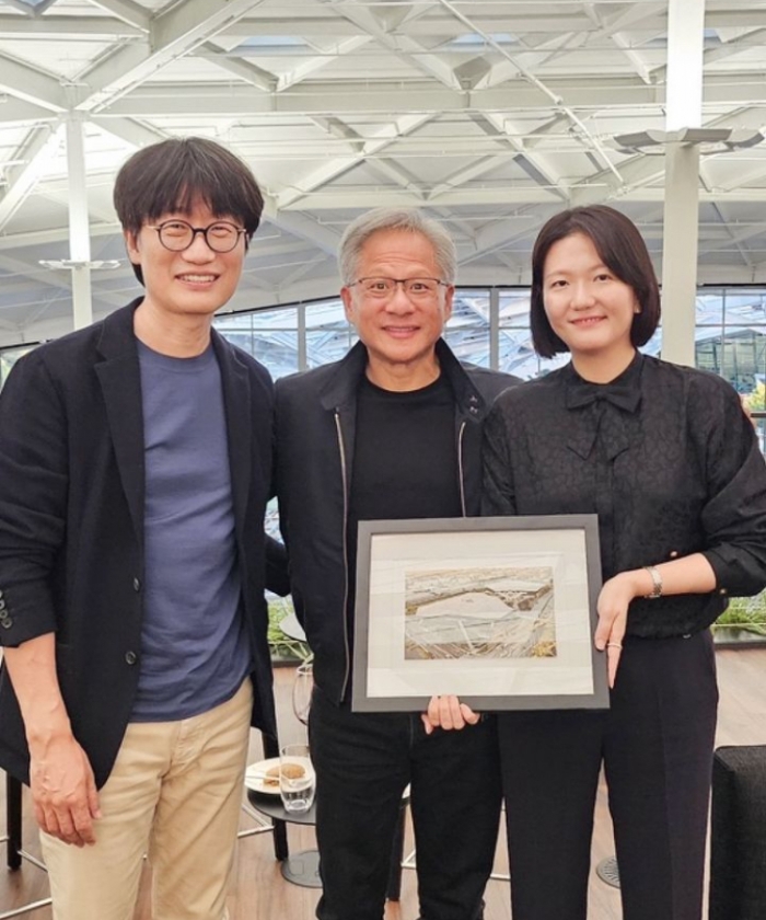이해진 네이버 창업자이자 GIO가 최수연 네이버 대표 등 팀네이버 주요 경영진과 미국 엔비디아 최고경영자 젠슨 황을 만났다. 사진=네이버 공식 인스타그램 캡쳐.
