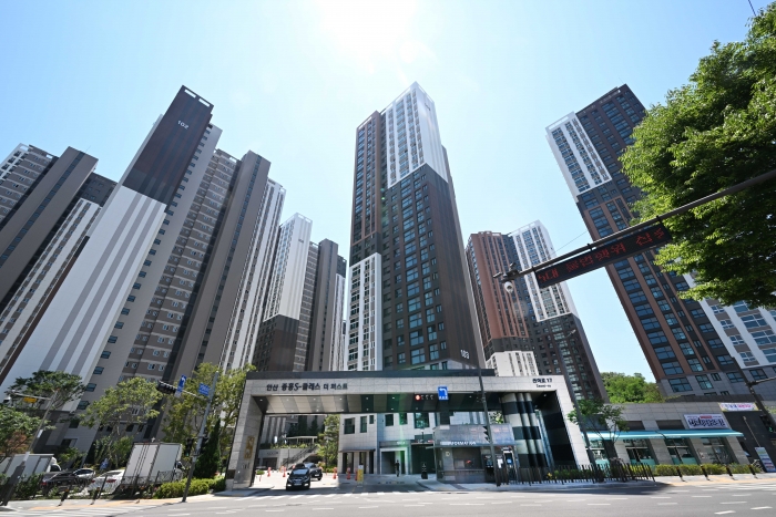  공사비 갈등으로 위기, 중견건설사 교체 후 고품질 단지 탄생 기사의 사진