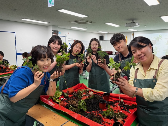 푸본현대생명 자원봉사단이 대한적십자사 서울지사 서부봉사관에서 'ESG 초록행성 만들기, 이끼볼 제작' 자원봉사활동을 펼쳤다. 사진=푸본현대생명 제공