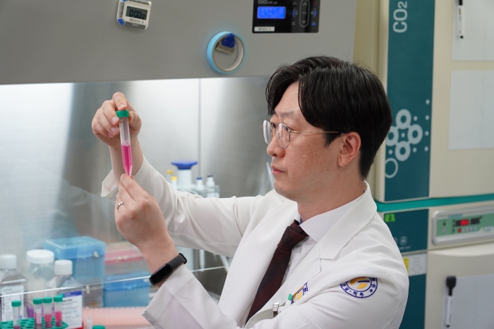 세사랑병원 김용상 원장이 신의료기술 승인을 받은 자가지방유래 기질혈관분획을 확인하고 있다. 환자의 엉덩이와 배 등 지방에서 추출한 줄기세포를 골관절염 2~3기 환자의 무릎에 투여하면 통증이 줄고 기능이 개선된다. 사진=연세사랑병원 제공