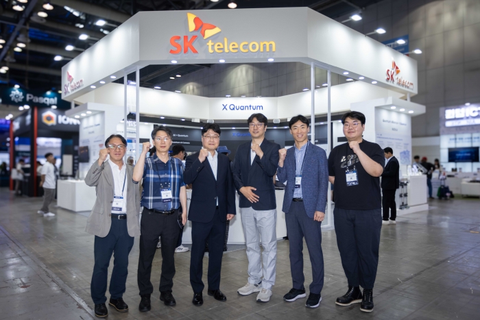 지난 달 25일 열린 국내 최대 양자 분야 전시회인 퀀텀 코리아 2024에서 SKT 컨소시엄 관계자들이 과제 착수에 앞서 각종 사안에 대해 논의하는 모습. 사진=SK텔레콤 제공