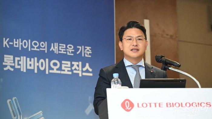 이원직 롯데바이오로직스 대표이사가 2일 오전 서울 송파구 잠실롯데호텔월드에서 열린 '롯데바이오로직스 송도 바이오 캠퍼스 소개' 기자간담회에서 인사말을 하고 있다. 사진=강민석 기자 kms@newsway.co.kr