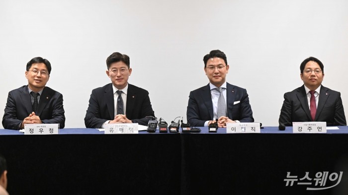 이원직 롯데바이오로직스 대표이사를 비롯한 참석자들이 2일 오전 서울 송파구 잠실롯데호텔월드에서 열린 '롯데바이오로직스 송도 바이오 캠퍼스 소개' 기자간담회에서 취재진의 질문을 듣고 있다. (왼쪽부터)정우청 EPC부문장, 유형덕 사업증설부문장, 이 대표, 강주언 사업기획부문장. 사진=강민석 기자 kms@newsway.co.kr