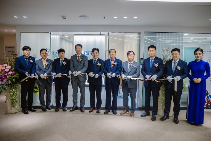 (왼쪽 2번째부터)양호림 신한베트남은행 부법인장, 윤동욱 총영사관 금융영사, 최분도 베트남 중남부 한인상공인연합회 회장, 조영록 SGI서울보증 영업지원부문장, 유명식 템스코 회장, 이순혁 베트남 남부건설협회 회장, 강규원 신한베트남은행 법인장. 사진=SGI서울보증 제공