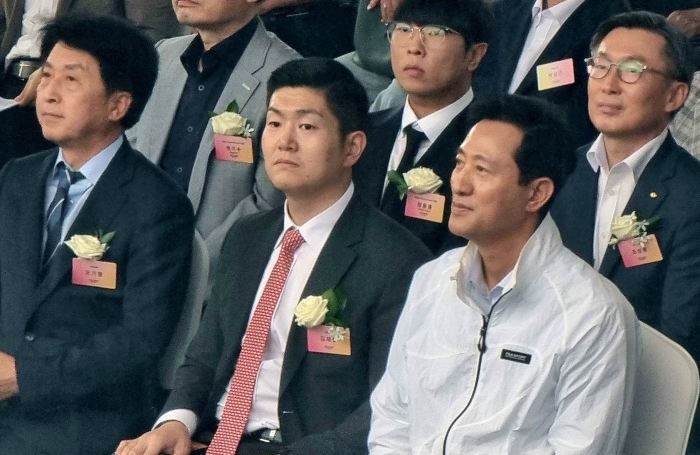 7월2일 개최된 서울아레나 착공식에는 오세훈 서울시장(오른쪽)과 국민의힘 소속 김재섭 도봉구 갑 국회의원(가운데), 더불어민주당 소속 오기형 도봉구 을 국회의원(왼쪽) 등이 참석했다. 사진=장귀용 기자