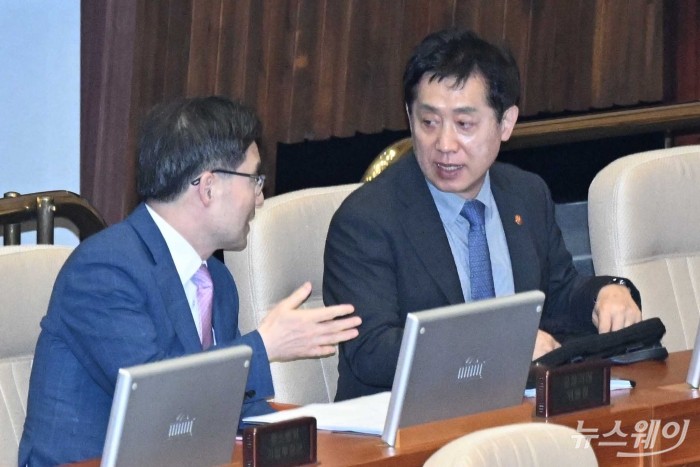 '제415회국회(임시회) 제5차 본회의 경제분야에 관한 대정부질문'의 개의가 지연되고 있는 3일 오후 서울 여의도 국회 본회의장에서 (오른쪽)김주현 금융위원장과 한기정 공정거래위원장이 대화를 하고 있다. 사진=강민석 기자 kms@newsway.co.kr