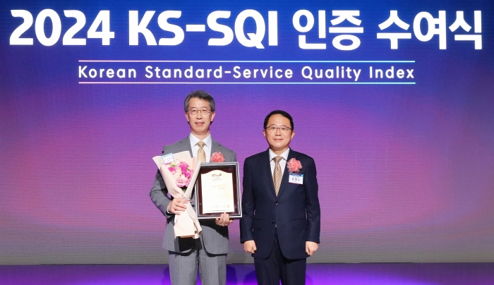 강명수 한국표준협회 회장(오른쪽)과 박영세 KB국민은행 소비자보호그룹 부행장(왼쪽)이 2일 서울 중구 소재 신라호텔 다이너스티홀에서 개최된 2024년 KS-SQI 상반기 1위기업 인증수여식에서 기념사진을 촬영하고 있다. 사진=KB국민은행 제공