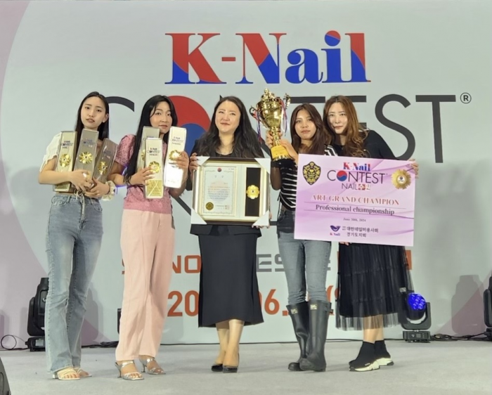 전주기전대학 커플링사업단이 30일 수원메쎄에서 진행된 '제1회 NAILEXPO K-NAIL CONTEST 네일 수원' 대회에서 프로패셔널 부문 'ART GRAND CHAMPION'을 포함해 총 10종목에서 수상하고 있다.