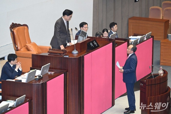 (오른쪽 첫 번째)추경호 국민의힘 원내대표가 3일 오후 서울 여의도 국회 본회의장에서 진행된 '제415회국회(임시회) 제5차 본회의 경제분야에 관한 대정부질문'에서 우원식 국회의장에게 '정신 나간 국민의힘' 발언에 관한 여당의 사과를 촉구하고 있다. 사진=강민석 기자 kms@newsway.co.kr
